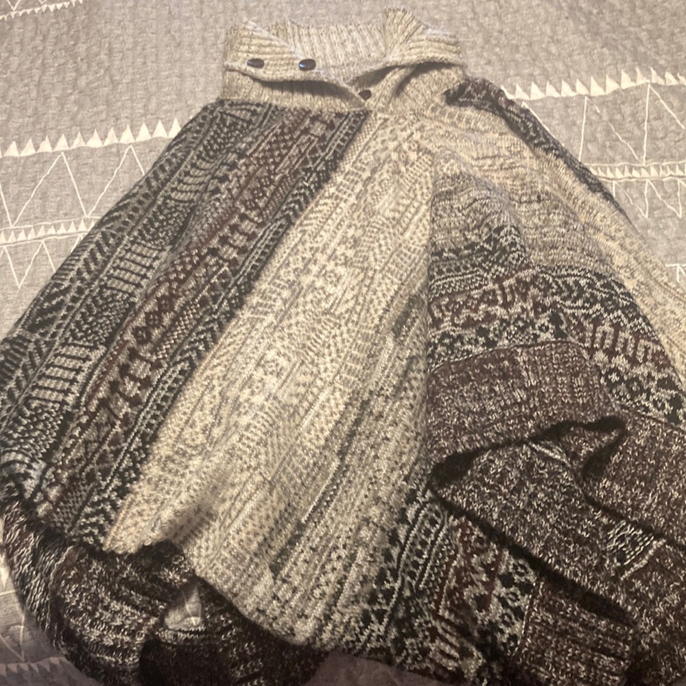 Sweater shawl,3 buttons on neck